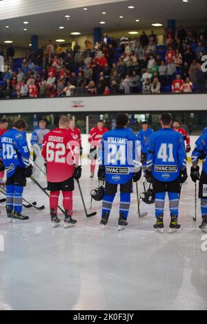 Billingham, Inghilterra, 11 settembre 2022. I giocatori, i funzionari e i sostenitori osservano un periodo di silenzio in memoria della regina Elisabetta II prima della partita di hockey su ghiaccio tra Billingham Stars e gli scimitar di Sheffield al Forum Billingham. Credit: Colin Edwards/Alamy Live News Foto Stock