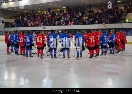 Billingham, Inghilterra, 11 settembre 2022. I giocatori, i funzionari e i sostenitori osservano un periodo di silenzio in memoria della regina Elisabetta II prima della partita di hockey su ghiaccio tra Billingham Stars e gli scimitar di Sheffield al Forum Billingham. Credit: Colin Edwards/Alamy Live News Foto Stock