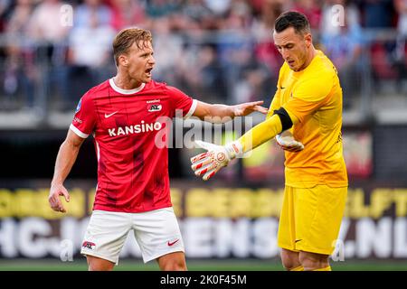 ALKMAAR, PAESI BASSI - 11 SETTEMBRE: Dani de wit of AZ, portiere Hobie Verhulst of AZ durante la partita olandese di Eredivie tra AZ e FC Twente allo stadio AFAS il 11 settembre 2022 ad Alkmaar, Paesi Bassi (Foto di Patrick Goosen/Orange Pictures) Foto Stock