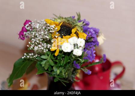 Decorazione autunnale: Bouquet di marigolds, piselli dolci e gypsofila Foto Stock