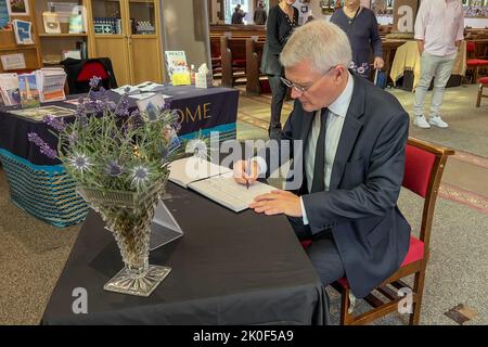 Harrogate, Regno Unito. 11th Set, 2022. Andrew Jones MP per Harrogate e Knaresborough scrivendo nel libro delle condoglianze nella Chiesa di San Pietro Harrogate dopo aver partecipato a un servizio commemorativo per la regina Elisabetta II di S.A.R. alla Chiesa di San Pietro, Harrogate, Regno Unito, 11th settembre 2022 (Foto di Steve Martin/News Images) a Harrogate, Regno Unito il 9/11/2022. (Foto di Steve Martin/News Images/Sipa USA) Credit: Sipa USA/Alamy Live News Foto Stock