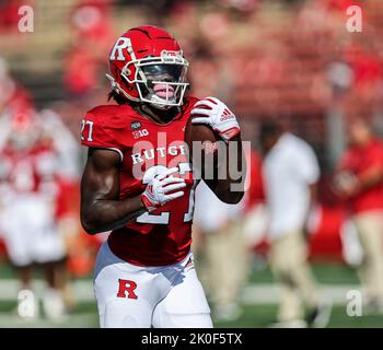 Piscataway, New Jersey, Stati Uniti. 10th Set, 2022. Rutgers Scarlet Knights Rrunning back Samuel Brown V (27) si riscalda prima di una partita di calcio NCAA tra i Wagner Seahawks e i Rutgers Scarlet Knights allo SHI Stadium di Piscataway, NJ. Mike Langish/Cal Sport Media. Credit: csm/Alamy Live News Foto Stock