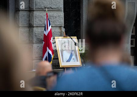 Una foto incorniciata della Regina Elisabetta II durante la proclamazione di Re Carlo III al Municipio di Birkenhead, Birkenhead, Regno Unito. 11th Set, 2022. (Foto di Phil Bryan/News Images) a Birkenhead, Regno Unito, il 9/11/2022. (Foto di Phil Bryan/News Images/Sipa USA) Credit: Sipa USA/Alamy Live News Foto Stock