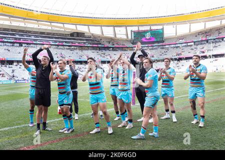 Kapstadt, Sudafrica. 11th Set, 2022. Rugby: Coppa finale di gara della Coppa del mondo di Rugby Sevens tra Germania e Uganda il 11 settembre 2022 a Città del Capo, Sud Africa. I giocatori tedeschi dicono Arrivederci ai tifosi in viaggio. Da sinistra, ben Ellermann (Germania, 8), Max Calitz (Germania, 1), Anton Gleitze (Germania, 10), Carlos Soteras Merz (Germania, 7), Anjo Buckmann (Germania, 9), Niklas Koch (Germania, 4), Clemens von Grumbkow (Germania), Bastian van der Bosch (Germania, 2), Sam Rainger (Germania, 5) e Fabian Heimpel (Germania, 6). Credit: Jürgen Kessler/dpa/Alamy Live News Foto Stock