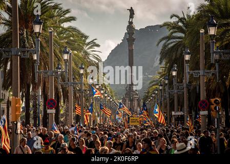 Barcellona, Spagna. 11 settembre 2022. Barcellona, Catalogna, Spagna: Migliaia di catalani pro-indipendenza marciano per le strade di Barcellona accanto alla statua di Cristoforo Colombo durante la Giornata Nazionale della Catalogna (la Diada). Credit: Jordi Boixareu/Alamy Live News Foto Stock