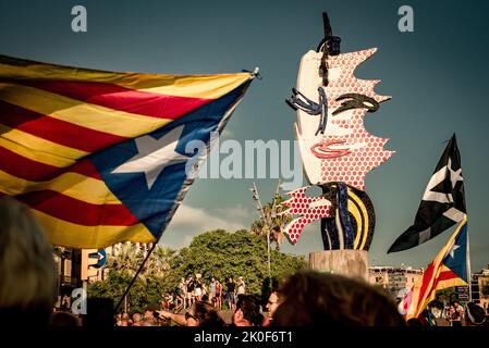 Barcellona, Spagna. 11 settembre 2022. Barcellona, Catalogna, Spagna: Migliaia di catalani pro-indipendenza marciano per le strade di Barcellona durante la Giornata Nazionale della Catalogna (la Diada). Credit: Jordi Boixareu/Alamy Live News Foto Stock