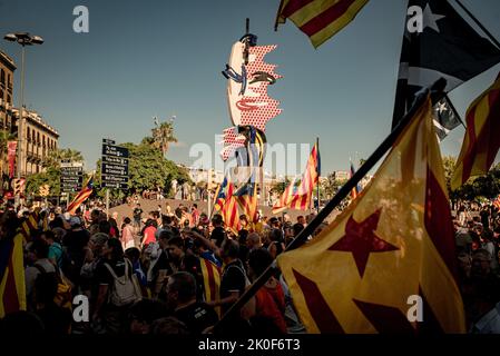 Barcellona, Spagna. 11 settembre 2022. Barcellona, Catalogna, Spagna: Migliaia di catalani pro-indipendenza marciano per le strade di Barcellona durante la Giornata Nazionale della Catalogna (la Diada). Credit: Jordi Boixareu/Alamy Live News Foto Stock