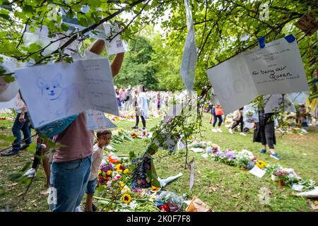 Londra, Regno Unito. 11 settembre 2022. I messaggi appendono da un albero mentre la gente viene a vedere e depongono tributi floreali alla regina tarda in Green Park. La regina Elisabetta II, il monarca che regna da più tempo nella storia britannica, è morta all'età di 96 anni a Balmoral, in Scozia, e suo figlio, ora conosciuto come re Carlo III, l'ha succeduta. Credit: Stephen Chung / Alamy Live News Foto Stock