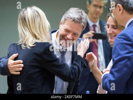 09 settembre 2022, Belgio, Brüssel: (L-R) il ministro francese della transizione energetica Agnes Pannier-Runacher parla con il ministro tedesco dell'economia e dell'azione per il clima Robert Habeck, Il ministro spagnolo per la transizione ecologica e la sfida demografica Teresa Ribera Rodríguez e il ministro rumeno dell'energia Virgil-Daniel Popescu hanno preceduto l'avvio di una riunione straordinaria dei ministri dell'energia dell'UE in Europa, sede del Consiglio dell'UE il 9 settembre 2022 a Bruxelles (Belgio). I ministri dell'energia dell'UE si scambieranno opinioni su possibili misure di emergenza per mitigare il livello elevato Foto Stock