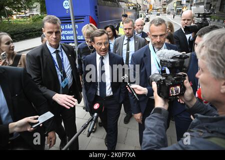 Stoccolma, Sverige. 11th Set, 2022. Il leader del partito moderato Ulf Kristersson (C) arriva alla sorveglianza delle elezioni del partito moderato al Clarion Sign Hotel domenica sera 11 settembre. Foto: Fredrik Sandberg/TT/kod €10080 Credit: TT News Agency/Alamy Live News Foto Stock