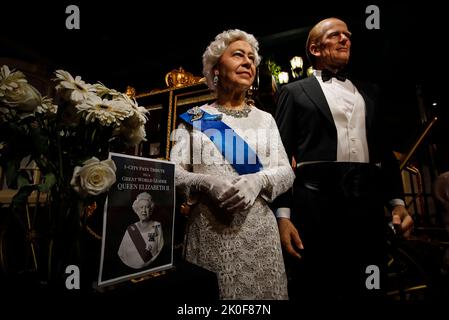 Kuala Lumpur, Malesia. 11th Set, 2022. Fiori e un tributo sono allestiti accanto a statue di cera che raffigurano la defunsa Regina Elisabetta II (L) e suo marito, il defunto Principe Filippo, Duca di Edimburgo, al Museo delle cere dei tappeti rossi, i-City a Shah Alam, alla periferia di Kuala Lumpur. Il più lungo monarca regnante della Gran Bretagna, la regina Elisabetta II, morì il 8 settembre all'età di 96 anni nella sua tenuta scozzese, Balmoral Castle. (Credit Image: © Wong Fok Loy/SOPA Images via ZUMA Press Wire) Credit: ZUMA Press, Inc./Alamy Live News Foto Stock