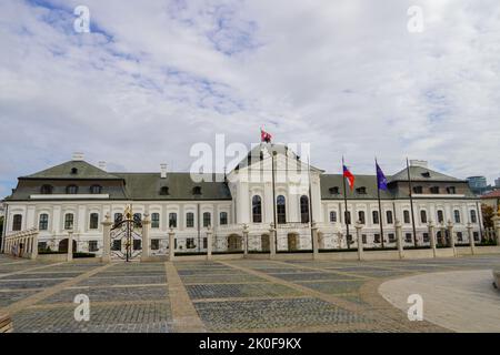 Bratislava, Slovacchia - 28 ago 2022:il Grassalkovich Palazzo Presidenziale e fontana Gioventù dello scultore Tibor Bartfay. Bratislava è la capitale di S Foto Stock