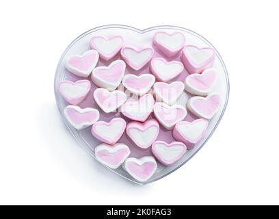 Marshmallow a forma di cuore in scatola di plastica isolata su bianco Foto Stock