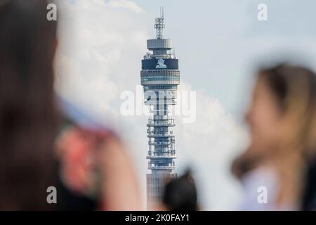 Londra, Regno Unito. 11th Set, 2022. La BT Tower, come si vede da Primrose Hill, porta un'immagine della regina su uno sfondo nero invece di pubblicità - la regina Elisabetta la seconda è morta il 8th settembre nel suo anno Jubillee platino al castello di Balmoral. Credit: Guy Bell/Alamy Live News Foto Stock