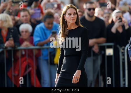 Catherine Princess of Wales guarda i fiori sulla lunga passeggiata fuori dal Castello di Windsor, dove sono stati deposti tributi dopo la morte di sua Maestà Foto Stock