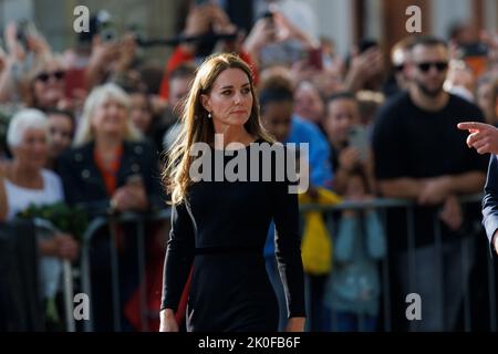 Catherine Princess of Wales guarda i fiori sulla lunga passeggiata fuori dal Castello di Windsor, dove sono stati deposti tributi dopo la morte di sua Maestà Foto Stock