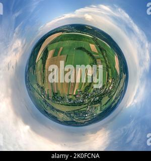 Vista aerea dall'alta quota del piccolo pianeta terra con campi agricoli verdi e gialli coltivati con colture in crescita in luminoso giorno d'estate Foto Stock