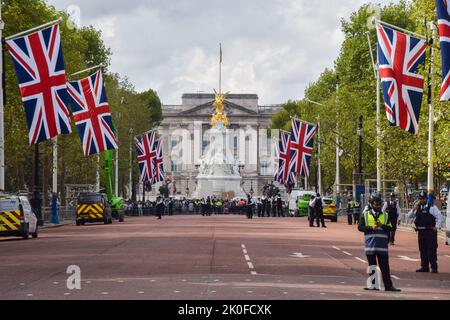 Londra, Regno Unito. 11th Set, 2022. Union Jacks sono stati installati lungo il Mall che conduce a Buckingham Palace dopo la morte della Regina Elisabetta II La Regina morì il 8th settembre, all'età di 96 anni. (Foto di Vuk Valcic/SOPA Images/Sipa USA) Credit: Sipa USA/Alamy Live News Foto Stock
