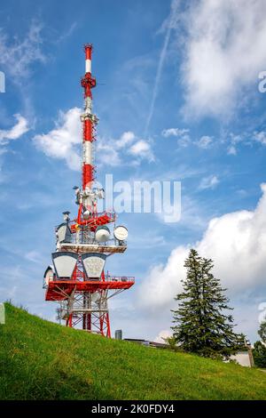 Parte della torre di comunicazione con dispositivi di controllo e antenne, trasmettitori e ripetitori per le comunicazioni mobili e Internet. Vista verticale Foto Stock