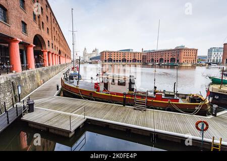 Barche ormeggiate intorno al bordo del Royal Albert Dock sul lungomare di Liverpool visto nel settembre 2022. Foto Stock