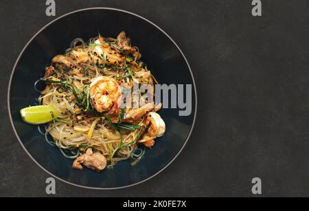 Vermicelli di riso con gamberetti, carne e spezie Foto Stock