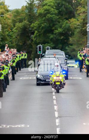 Edimburgo, Scozia, Regno Unito.11th Settembre, 2022. La bara di sua Maestà la Regina Elisabetta II, morta il 8th settembre 2022 all'età di 96 anni, arriva in città viaggiando verso il Palazzo di Holyroodhouse. Credit: SKULLY/Alamy Live News Foto Stock