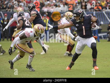 Chicago, Stati Uniti. 11th Set, 2022. Justin Fields di Chicago Bears (1) corre la palla contro il San Francisco 49ers al Soldier Field di Chicago domenica 11 settembre 2022. Foto di Mark Black/UPI Credit: UPI/Alamy Live News Foto Stock