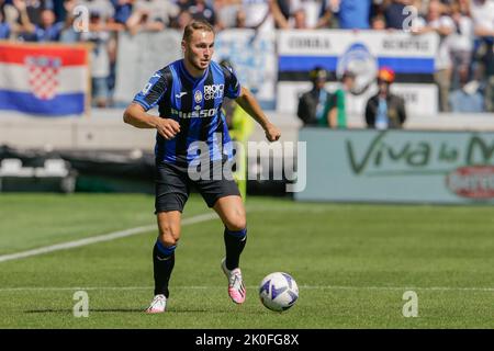 Il centrocampista olandese Teun Koopmeiners di Atalanta controlla la palla durante la Serie, Una partita di calcio tra Atalanta e Cremonese al Gewiss Stadium di Bergamo, Italia settentrionale, il 11 settembre 2022. Foto Stock