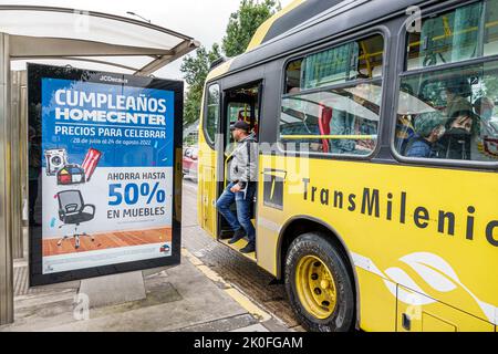Bogota Colombia, Avenida El Dorado Calle 26, fermata bus pubblicità cartello Homecenter mobili negozio anniversario vendita sconto risparmio 50%, tranm Foto Stock