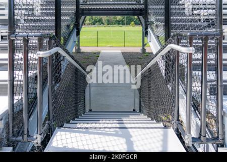 Esempio di uscita, ingresso, vomito in un set vuoto di metallo stadio bleacher - tribune con gradini e ringhiera. Posizione non descrittiva. Foto Stock