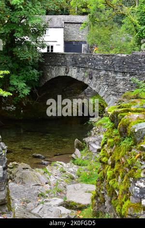 Vecchio ponte di pietra su Great Langdale Beck in Elterwater, Lake District National Park, Cumbria, Inghilterra, Regno Unito, Gran Bretagna Foto Stock