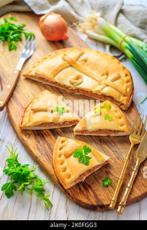 Empanada Gallega - torta tradizionale ripiena di tonno, cucina galiziana e spagnola. Crostata con tonno e verdure. Foto Stock