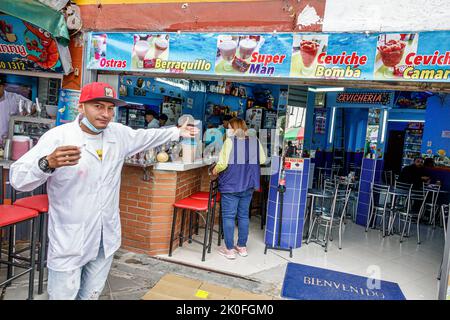 Bogota Colombia, Plaza la Mariposa de San Victorino mercato, ristorante ristoranti mangiare fuori informale caffè caffè bistro, frutti di mare uomo m. Foto Stock