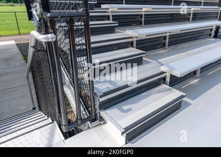 Esempio di uscita, ingresso, vomito in un set vuoto di metallo stadio bleacher - tribune con gradini e ringhiera. Posizione non descrittiva. Foto Stock