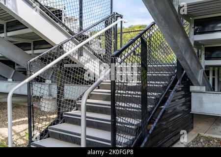 Esempio di uscita, ingresso, vomito in un set vuoto di metallo stadio bleacher - tribune con gradini e ringhiera. Posizione non descrittiva. Foto Stock