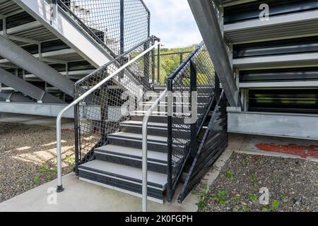 Esempio di uscita, ingresso, vomito in un set vuoto di metallo stadio bleacher - tribune con gradini e ringhiera. Posizione non descrittiva. Foto Stock