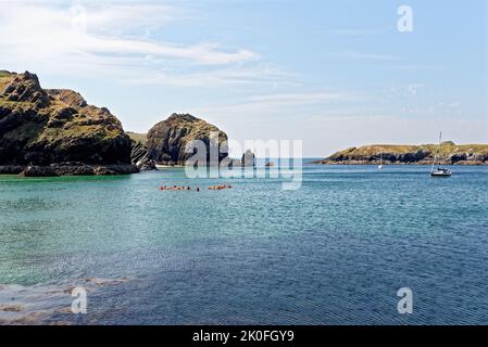 Kayak nel porto storico di Mullion Cove a Mounts Bay Cornwall Inghilterra Regno Unito. 13th agosto 2022. Mullion Cove o Porth Mellin - porto a ovest c Foto Stock