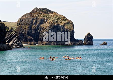 Kayak nel porto storico di Mullion Cove a Mounts Bay Cornwall Inghilterra Regno Unito. 13th agosto 2022. Mullion Cove o Porth Mellin - porto a ovest c Foto Stock