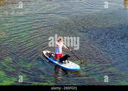 Kayak nel porto storico di Mullion Cove a Mounts Bay Cornwall Inghilterra Regno Unito. 13th agosto 2022. Mullion Cove o Porth Mellin - porto a ovest c Foto Stock