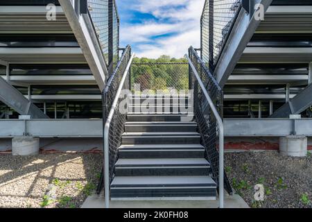 Esempio di uscita, ingresso, vomito in un set vuoto di metallo stadio bleacher - tribune con gradini e ringhiera. Posizione non descrittiva. Foto Stock