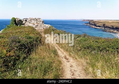 Costa vicino a Mullion Cove in una bella giornata di sole estati. Penisola di Lizard - Cornovaglia, Inghilterra, Regno Unito. 13th agosto 2022 Foto Stock