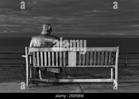 Freddie Gilroy e la scultura di Straggler Belsen a North Bay, Scarborough, North Yorkshire, Regno Unito e creata dallo scultore Ray Lonsdale Foto Stock