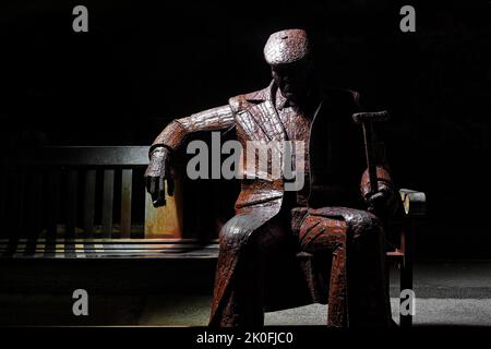 Freddie Gilroy e la scultura di Straggler Belsen a North Bay, Scarborough, North Yorkshire, Regno Unito e creata dallo scultore Ray Lonsdale Foto Stock