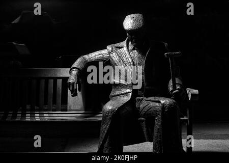 Freddie Gilroy e la scultura di Straggler Belsen a North Bay, Scarborough, North Yorkshire, Regno Unito e creata dallo scultore Ray Lonsdale Foto Stock