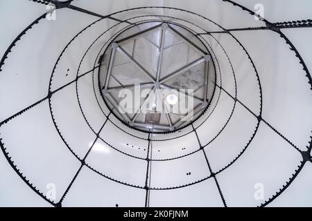 Immagine di un interno non descritto, all'interno, di un serbatoio di accumulo di acqua sfuso in acciaio nuovo e vuoto, in uno spazio ristretto. Foto Stock