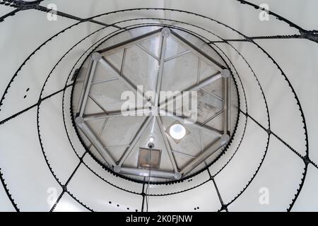 Immagine di un interno non descritto, all'interno, di un serbatoio di accumulo di acqua sfuso in acciaio nuovo e vuoto, in uno spazio ristretto. Foto Stock