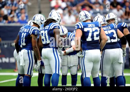 Houston, Texas, Stati Uniti. Houston, Texas, Stati Uniti. 11th Set, 2022. Il quartback di Indianapolis Colts Matt Ryan (2) chiama un gioco mentre si trova nella huddle durante il secondo trimestre tra gli Houston Texans e gli Indianapolis Colts al NRG Stadium di Houston, Texas, il 11 settembre 2022. (Credit Image: © Erik Williams/ZUMA Press Wire) Credit: ZUMA Press, Inc./Alamy Live News Foto Stock