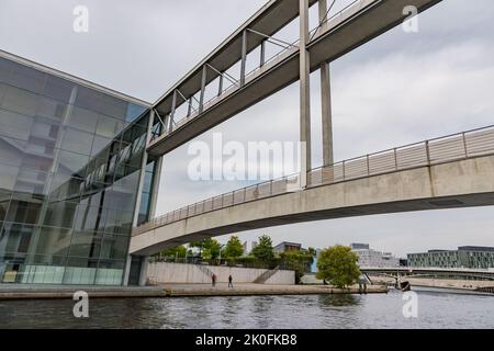 I due ponti pedonali sul fiume Sprea collegano gli edifici del governo federale, Berlino, Germania Foto Stock