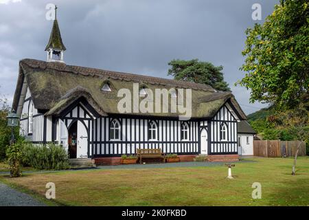 Il legno dal tetto di paglia incornicia la Chiesa di tutti i Santi a Little Stretton, Shropshire Foto Stock