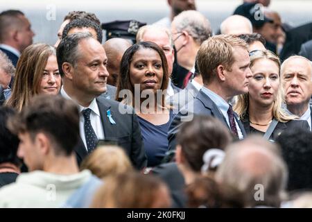 New York, Stati Uniti. 11th Set, 2022. Il Procuratore Generale Letitia James partecipa alla commemorazione del 21st° anniversario del 9/11 Memorial al WTC di New York il 11 settembre 2022. Alla cerimonia hanno partecipato il Vice Presidente degli Stati Uniti Kamala Harris, il secondo Gentleman Doug Emhoff, i Governatori di New York e New Jersey Kathy Hochul e Phil Murphy, nonché molti politici locali. Per tradizione, alla cerimonia non parlano figure politiche. (Foto di Lev Radin/Sipa USA) Credit: Sipa USA/Alamy Live News Foto Stock